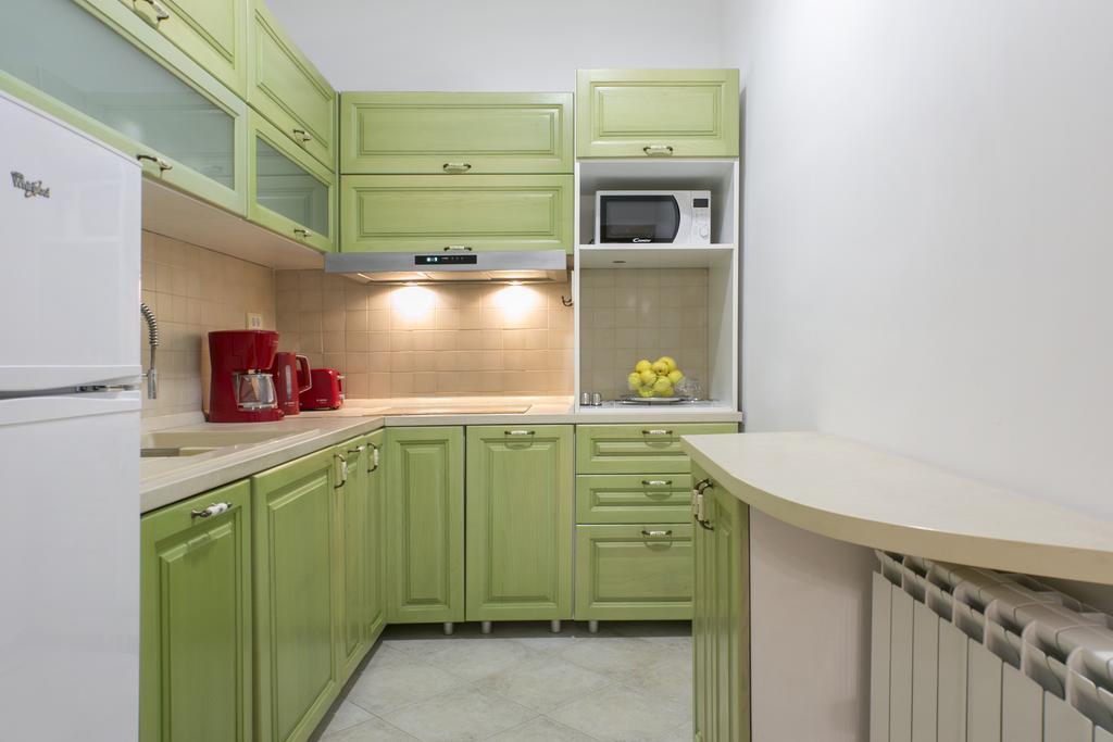 Apartment 4 *