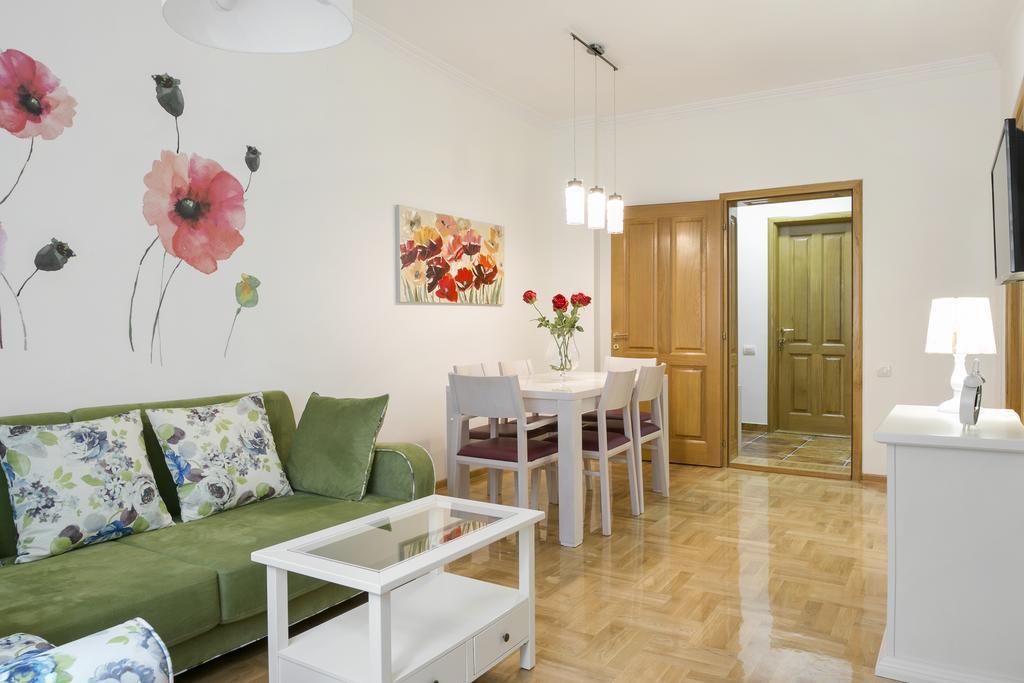 4 Apartment *
